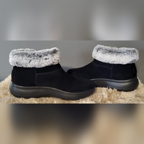 NWOT Womens Skechers Black Boots - Picture 5 of 7